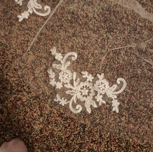 Short lace off white veil - Picture 2 of 2
